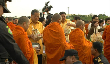 Bangkok celebrates New Year with Buddhist ceremonies