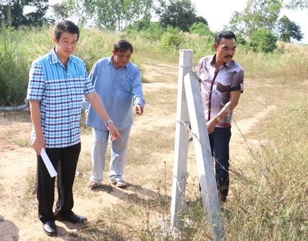 Sattahip District Chief Noraset Sritapatso and a team of district and Najomtien officials inspect land following complaints that it had been cordoned off with barbed wire and that local man Paisarn Sriruan planned to strip them of wood and other resources.
