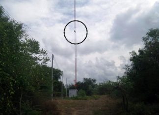 Jeeraphan Phomkot threatened to commit suicide by jumping from a mobile phone tower in Pattaya.