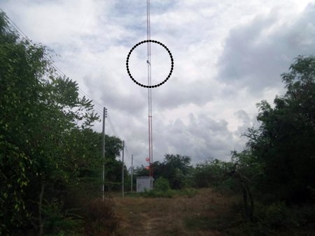 Jeeraphan Phomkot threatened to commit suicide by jumping from a mobile phone tower in Pattaya.