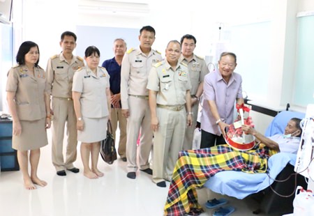 Nongprue Mayor Mai Chaiyanit and his entourage present a gift backset to one of the patients undergoing kidney dialysis at the new Artificial Kidney Center.