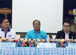 (L-R) Montri Kanchanapak, Director of Pattaya City School 5, Faruk Wongborisuthi, President of the Basic Education Commission of Thailand, and Rattanachai Suthidechanai, Member of Pattaya Council preside over the meeting.
