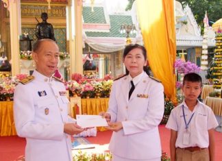 Gov. Khomsan Ekachai presided over the King Taksin the Great ceremony in front of the King Taksin monument in Chonburi, where he also handed over funds raised for scholarships to support local 18 schools.