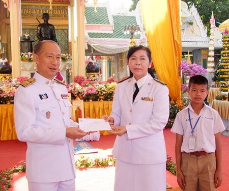 Gov. Khomsan Ekachai presided over the King Taksin the Great ceremony in front of the King Taksin monument in Chonburi, where he also handed over funds raised for scholarships to support local 18 schools.