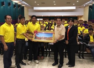 (Right) Deputy Mayor Suwat Rachatawattanakul and Deputy Municipal Clerk Anyamanee Khamchan welcome (left) Lawai Deputy Mayor Kien Yeunyong and his team to the corruption prevention seminar.