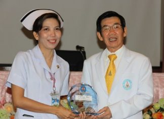Nurse to Sikanya Chuarop receives a commemorative plaque from Surat Thani Hospital Director Dr Adikiat Irmworaniran for her quick action to save the life of a German tourist.
