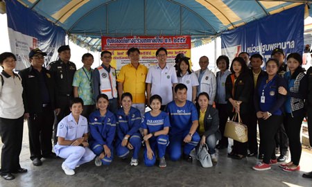 Public Health Ministry Inspector-General Tharet Karatnairariwong expressed approval of Banglamung District’s efforts to ensure maritime safety whilst visiting the Sea Rescue Center at Bali Hai Pier.