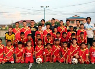 Jetsada Jitsawat (standing rear 5th right) poses for a photo with Pattaya youth football players and coaches at the Palladium football field, Wednesday, Dec. 30.
