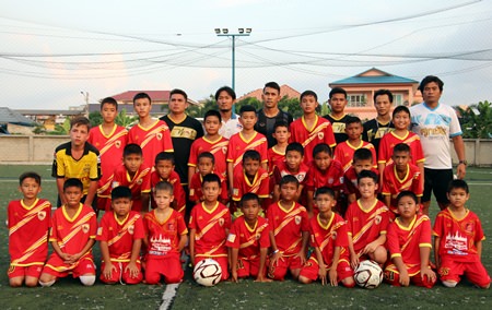 Jetsada Jitsawat (standing rear 5th right) poses for a photo with Pattaya youth football players and coaches at the Palladium football field, Wednesday, Dec. 30.