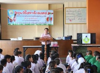 Sub-district Deputy Mayor Suwat Rachathawattanakul opens the “Teenagers Away from HIV” workshop for 250 youths.