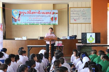 Sub-district Deputy Mayor Suwat Rachathawattanakul opens the “Teenagers Away from HIV” workshop for 250 youths.