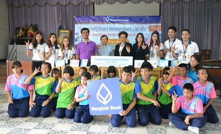 Patima Chaowarit, a senior vice president for Bangkok Bank, presents boxes of old calendars collected from employees and customers to Fr. Michael Picharn Jaiseri, vice president for the Father Ray Foundation, to be turned into braille books.