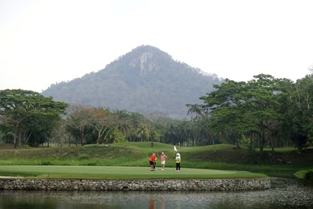 A dramatic backdrop at Khao Kheow Country Club.