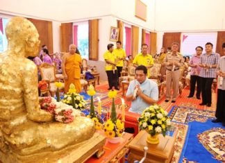 Former Culture Minister Sonthaya Kunplome (kneeling, center) takes part in a religious ceremony to mark 44 years since the passing of revered monk Luang Poh Thongyu.