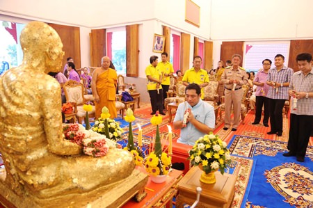 Former Culture Minister Sonthaya Kunplome (kneeling, center) takes part in a religious ceremony to mark 44 years since the passing of revered monk Luang Poh Thongyu.