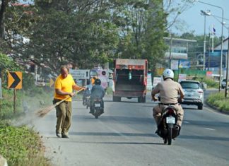 Sattahip expat wins notoriety for street sweeping