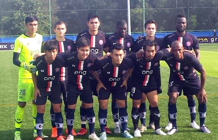 Inter Pattaya line up for a team photo prior to their pre-season game against Samutprakan FC in Pattaya, Saturday, March 5.