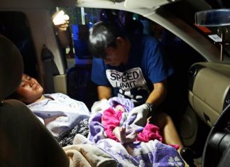 Woman delivers baby on roadside in Sattahip