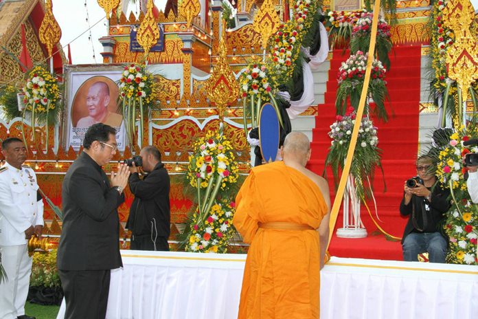 Former Culture Minister Sonthaya Kunplome (left) presided over the cremation ceremony for Phra Khru Wichitthammasarn, abbot of Sutthawat Temple in Nongprue.