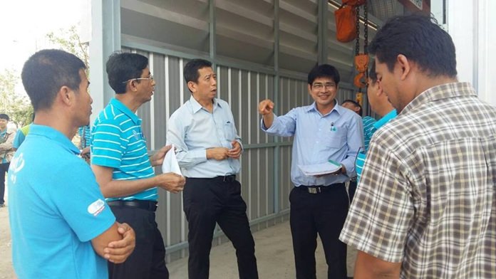 PWA Pattaya manager Suthas Noochapan (center right, pointing) says the Provincial Waterworks Authority is investing 900 million baht to move raw water from the Pa Sae reservoir in Chanthaburi to the Nongklangdong’s Bang Phra water-production plant.