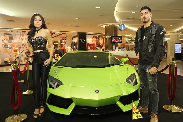 The Lamborghini Aventador reaches 100 kph in 2.8 seconds, has an unknown max speed, but has been measured up to 350 kph. Only 600 have been built. Each carries a price tag of 280,000 GBP, or 49 million Thai baht.
