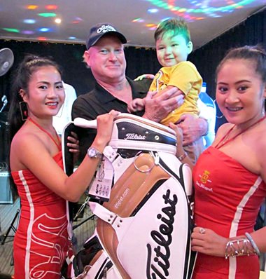 B flight winner Tom Thompson (centre) receives his prize golf bag.