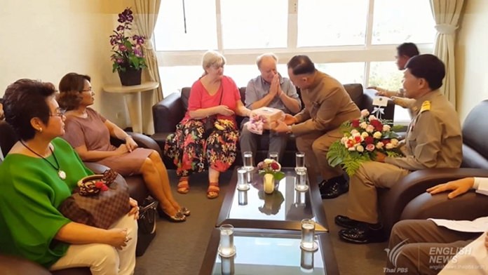 Rosemary and Lewis Owen met with M.L. Panadda, Prachuap Khiri Khan Governor Thawee Narissirikul, Hua Hin Mayor Nopporn Wutthikul and police superintendent Pol Col Chaiyakorn Sriladecho on May 2.