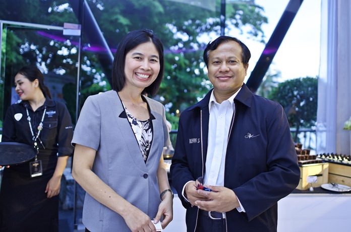 (L to R) Wilailuk Sangsukeelux, Senior Corporate Account Manager at Wall Street English Thailand chats with Phitsanu Thepthong, business development manager at Pattaya Mail.