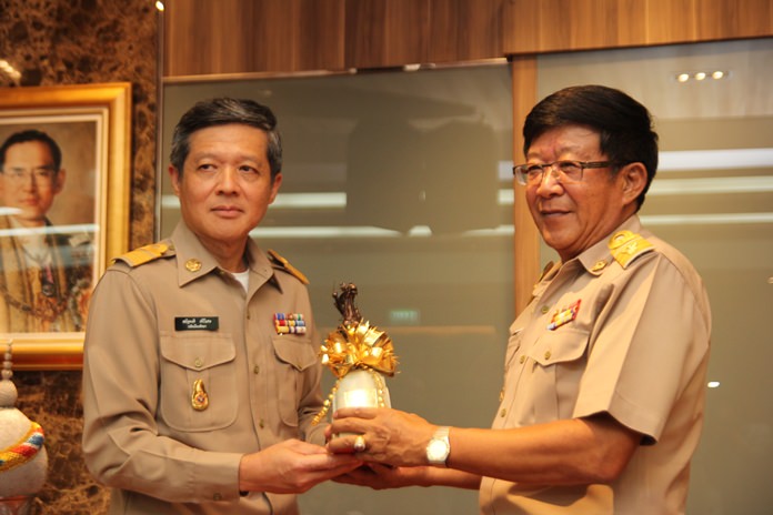 Chonburi provincial administrator Srongwuth Chanpongsri (right) congratulates newly appointed acting mayor Chanatpong Sriwiset (left).