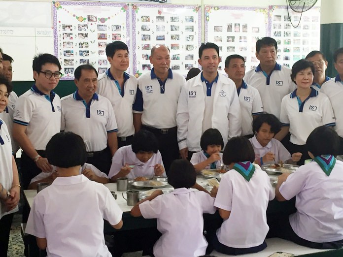 Pattaya’s outgoing public officials from the We Love Pattaya Group spent part of their last day in office hosting lunch for students at the Redemptorist School for the Blind.