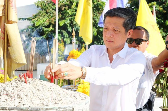 Pattaya’s new acting mayor, Chanatpong Sriwiset, pays respect to King Takin the Great monument.