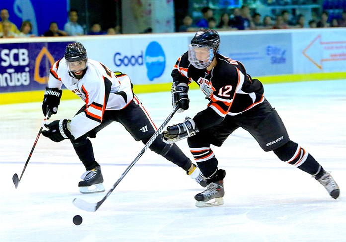 Henrik Oloffson (right) tries to break in on Johnny Oduya during the charity game in Bangkok. (Photo/Tadamasa Nagayama)