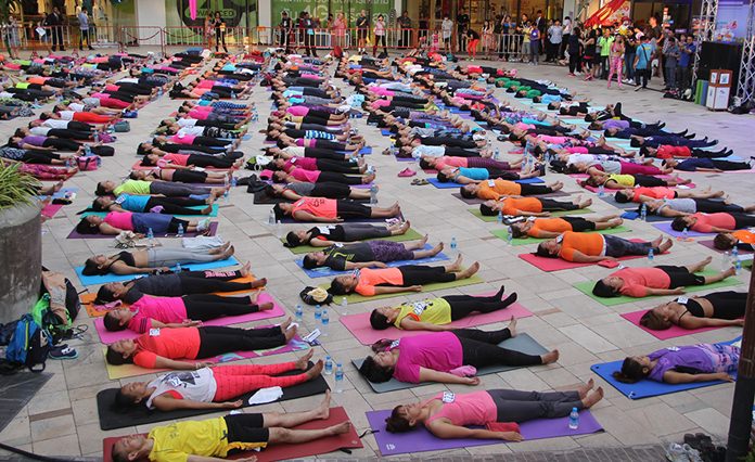 More than 250 enthusiasts joined the yoga class.