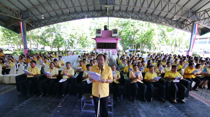 Nongprue Deputy Mayor Anek Pattanangam delivers a speech extolling HM the King’s various royal duties benefiting Thai people.