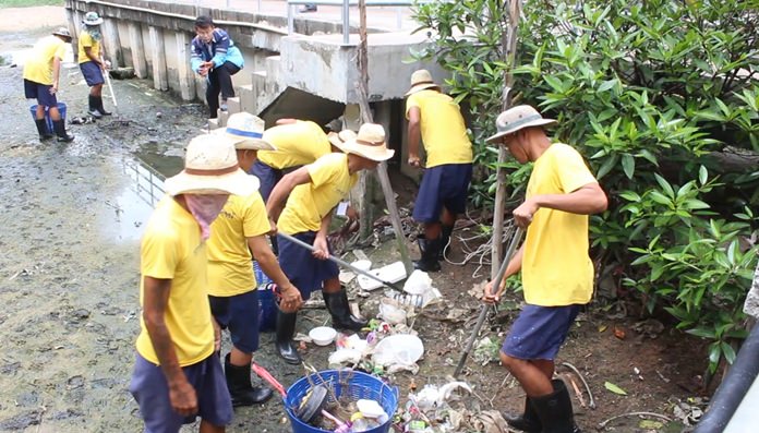 Inmates from the Pattaya Remand Prison help Pattaya environmental staffers clean out the Nok Yang Canal.