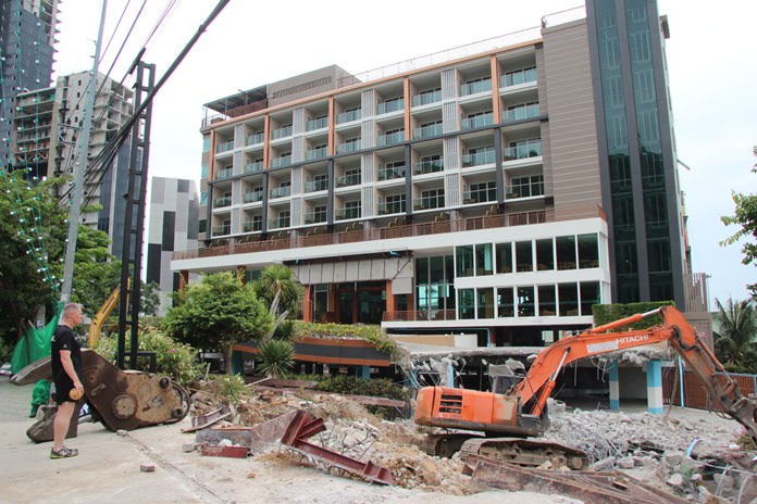 Pattaya has begun demolishing a three-story hotel parking garage at the Bali Hai Bay Hotel after finding it encroached on public land.