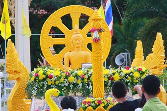 A beautifully presented candle and float makes its way through Sattahip.