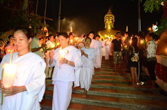 Buddhists perform a magical Wien Thien ceremony on Asalaha Bucha Day.