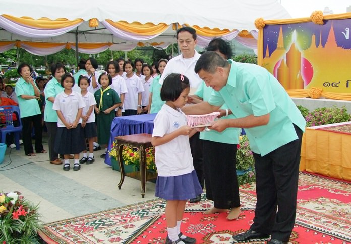 The Chonburi Provincial Administration Organization used the occasion to award 220,500 baht in scholarships to 150 needy students.