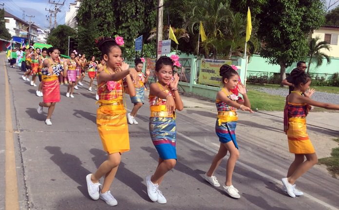 Young dancers perform in the candle parade from Sawangboriboon School to Wat Sutthawat in Nongprue.