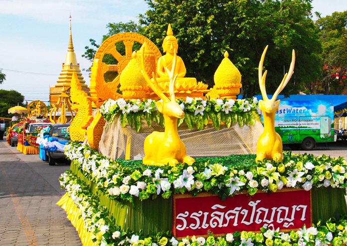 In Sattahip, the district’s parade competition was participated in by 46 groups at Sattahip Temple. The procession followed a route around the temple and was considered one of the biggest candle parades in the area.