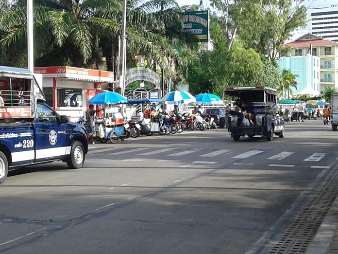 Pattaya’s leaders have ordered street vendors to keep their carts away from the city’s two beachfront shopping malls until they can organize a new public market. (Photo by Pattaya City Hall)
