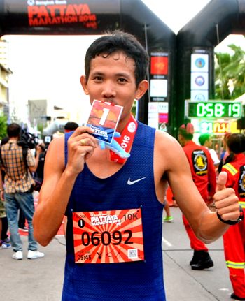 Thailand’s Natawat In-oom celebrates after winning the men’s quarter marathon.