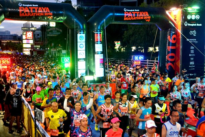 Runners set off in the half marathon race on Beach Road.