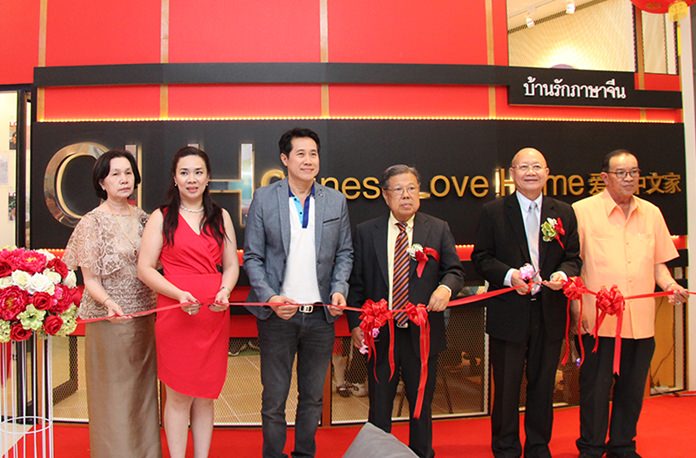 Officials cut the ribbon to open the new Chinese-language learning center in Pattaya’s Harbor Mall.