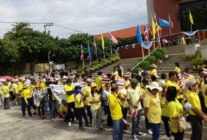 Banglamung area officials stumped for voters in a walking campaign throughout the district before the constitutional referendum.