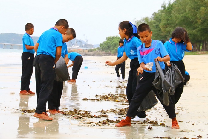 Students from Juksamet School help clean up trash and debris from Nang Ram and Nang Rong beaches in Sattahip in honor of HM the Queen’s birthday.