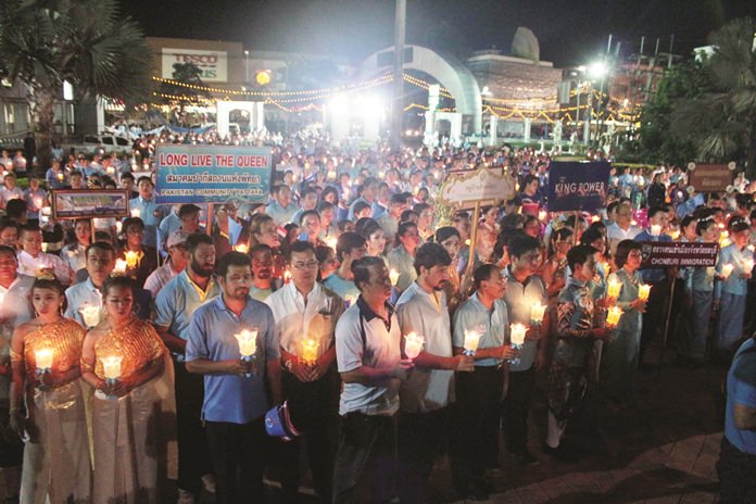 Pattaya citizens sing the Royal Anthem by candlelight Aug. 12 whilst wishing Her Majesty Queen Sirikit a most happy birthday. Despite a last-minute change of venue, Pattaya turned out in numbers to show loyalty to HM the Queen on her7th cycle, 84th birthday. 