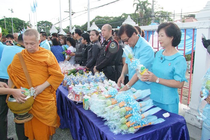 Local government and police officials offered alms and made merit in Chonburi at city hall’s Praphutahong Shrine.