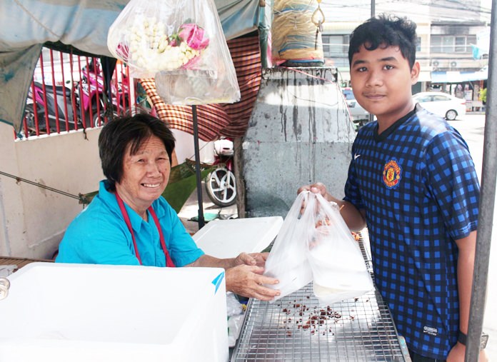 Naklua grilled-chicken vendor Nai Singrung gave away 200 skewers of chicken and 10 kilograms of sticky rice to less-fortunate children to celebrate Mother’s Day.